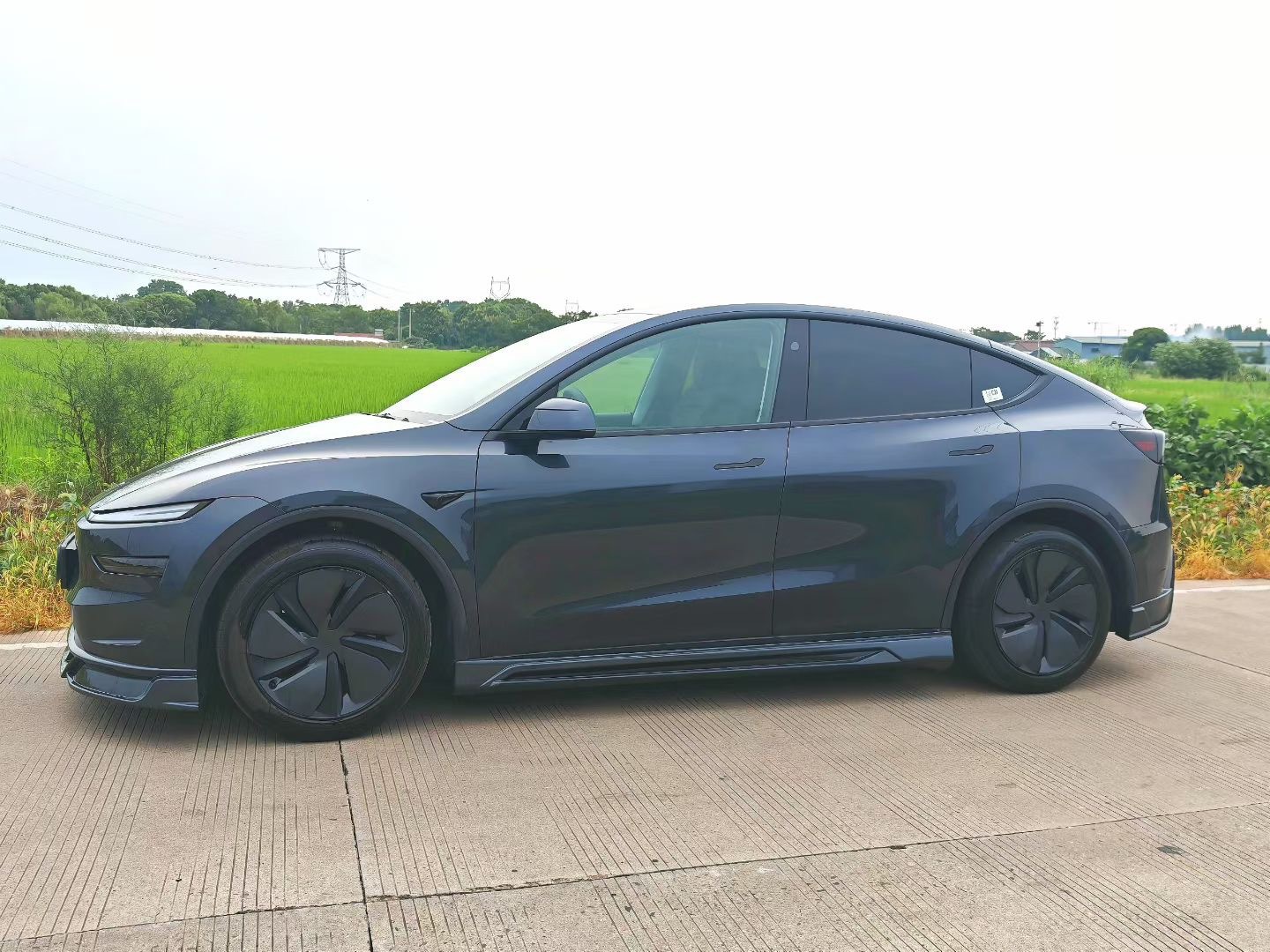 Suitable for Tesla Model Y facelift modification, RF-style small body kit, front and rear lip, front spoiler, side skirts, and rear spoiler upgrade