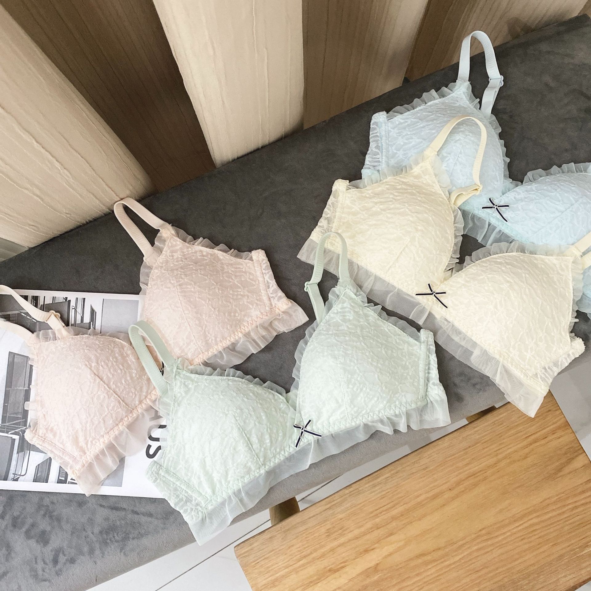 Ropa interior de encaje fino para niñas reunida sin anillo de acero, copa fija, recolección lateral de leche auxiliar, sujetador de soporte superior anti-caída