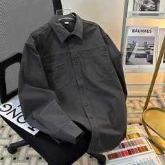 レトロ感があります。しわに強い長袖シャツの男性服のコートがゆったりしています。