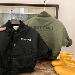 男の子用の綿を挟んだジャケットは冬服です。