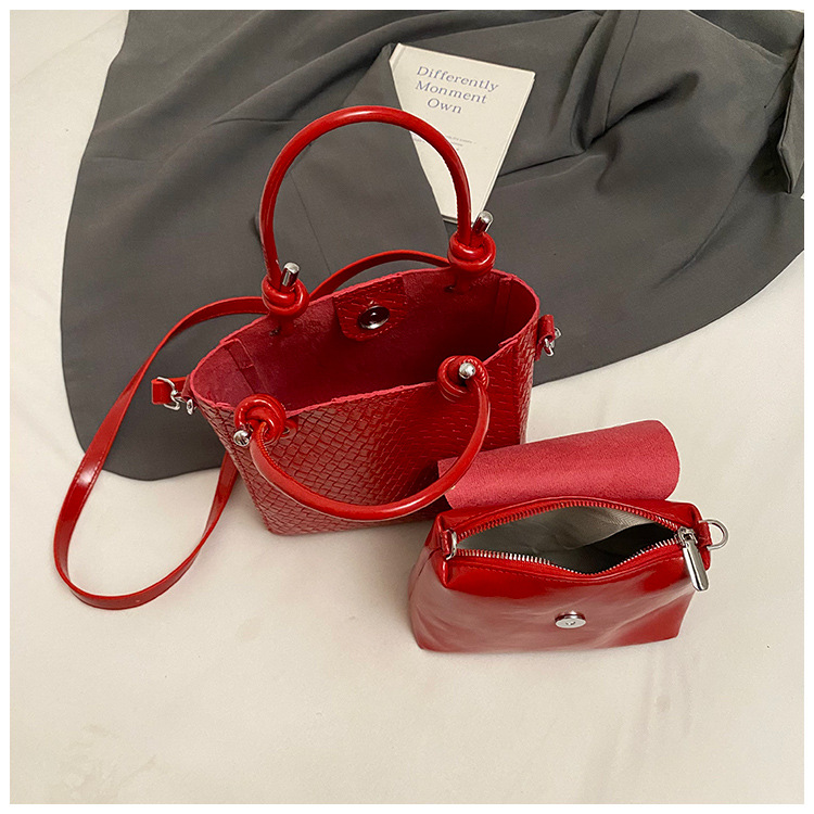 A niche and simple hand-held bucket bag for the summer of 2025, featuring a fashionable and stylish Korean style with a woven pattern, is a single-shoulder crossbody bag undefined