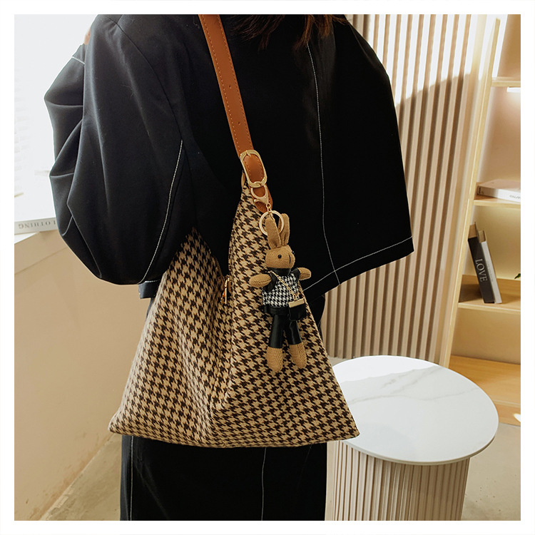 Autumn And Winter Large-capacity Bag New Trendy Fashion Checkerboard Shoulder Bag Bucket Bag display picture 2