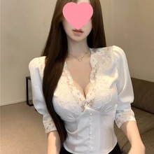 蕾丝花边上衣2025年春秋泡泡袖时尚勾花镂空领拼接衬衫女打底衫