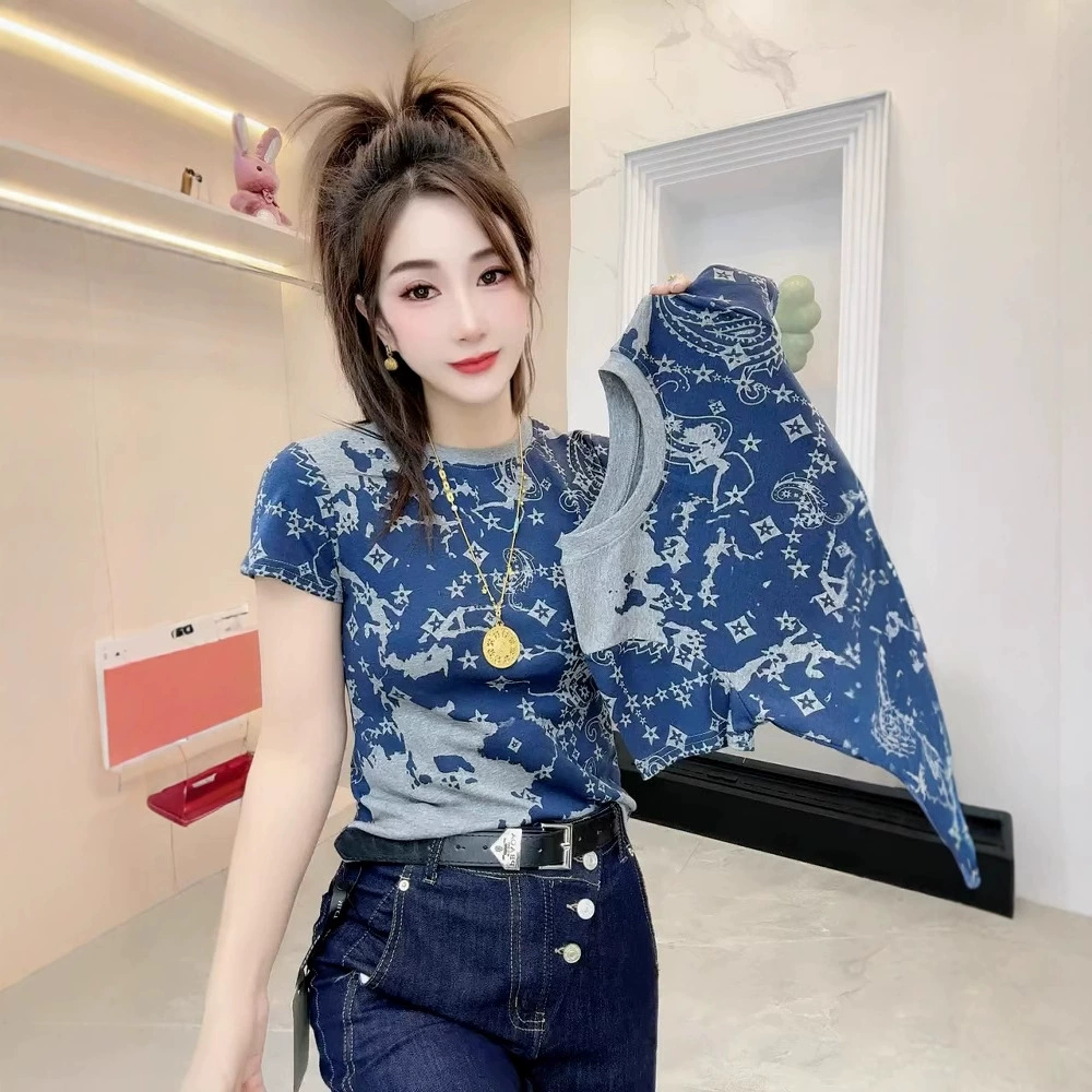 Летняя футболка для женщин в винтажном стиле с принтом тай-дай, европейская коллекция 2025 TikTok, короткий рукав, приталенный крой, круглый вырез, обычный плечевой крой.