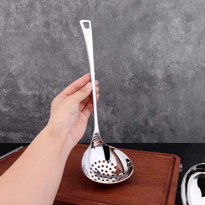 Chockmen 18 / 10 acero inoxidable grueso mango largo con agujero de colgar cucharas de cucharas de sopa con fugas de cucharas de sopa