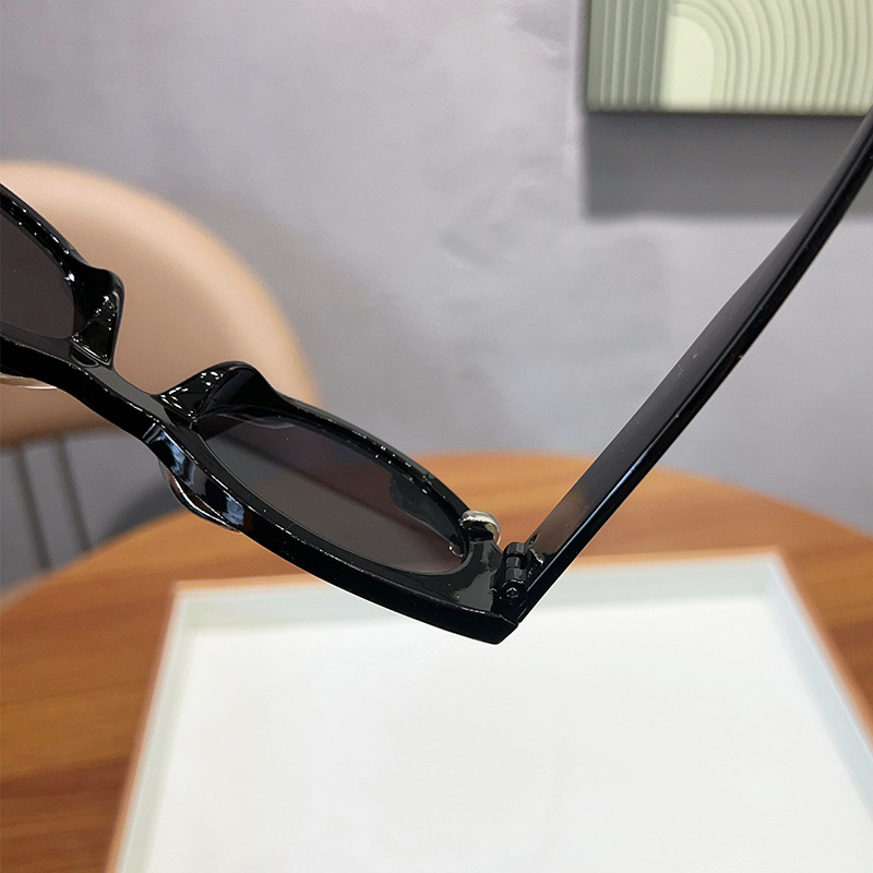 Ropa De Calle Color Sólido PC Protección UV400 Marco Ovalado Fotograma Completo Gafas De Sol Mujer display picture 4