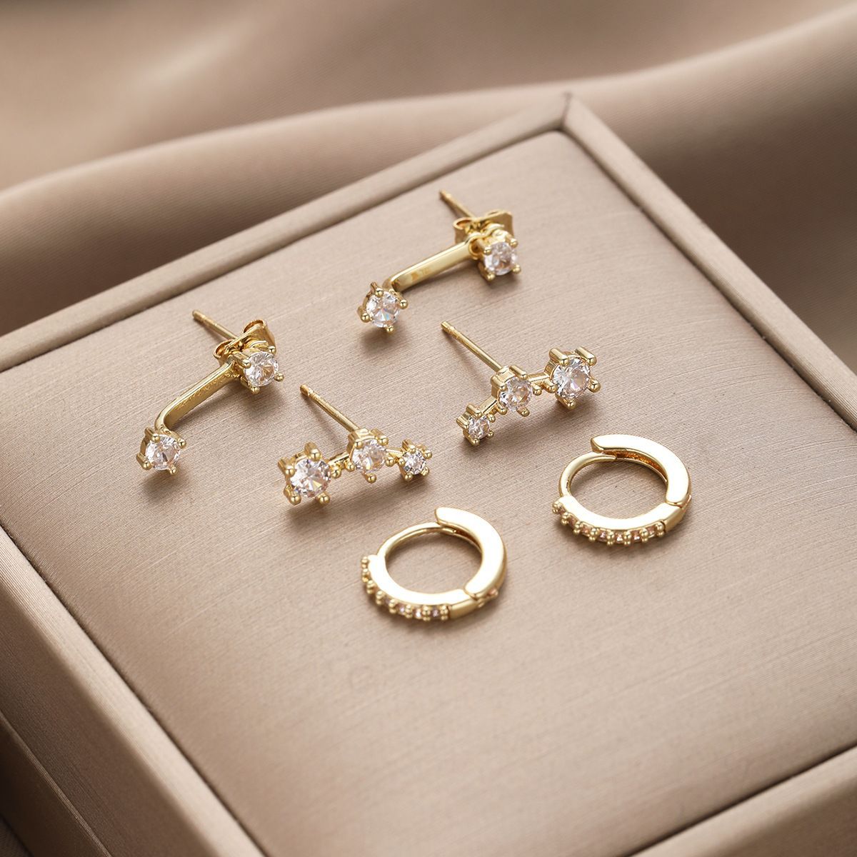 Set 3 paia orecchini a lobo in zircone e rame per donna_voghion.com