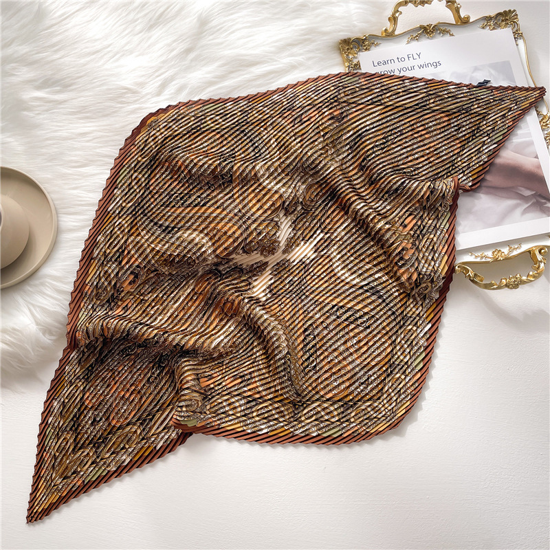 Elegante lenço quadrado plissado para mulher com estampado_voghion.com