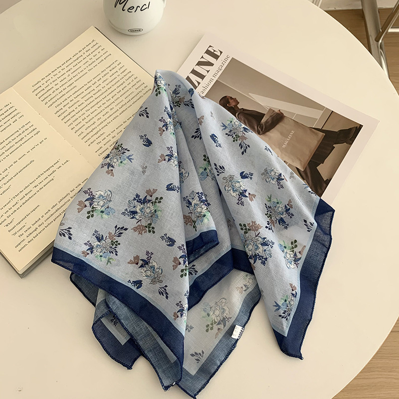 Bufanda de seda Bufanda cuadrada Sense de alta calidad Bufanda cuadrada pequeña decorativa Bufanda pequeña Bufanda multiusos Verano femenino Estilo pastoral Cinturón para el cabello Atar el cabello