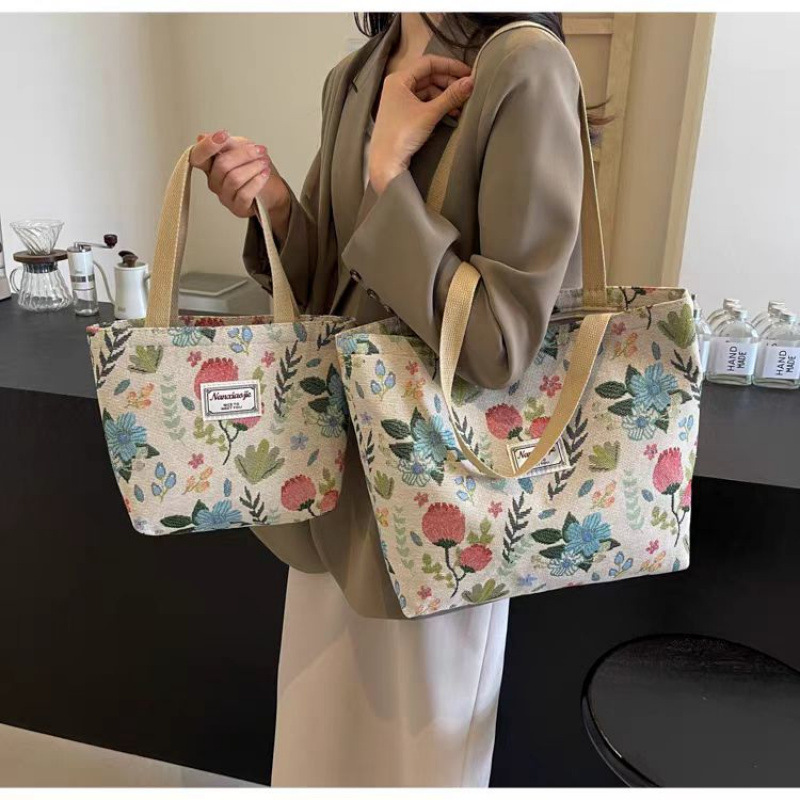 꽃이 피고 번성합니다. 핑크색 작은 단층 모델