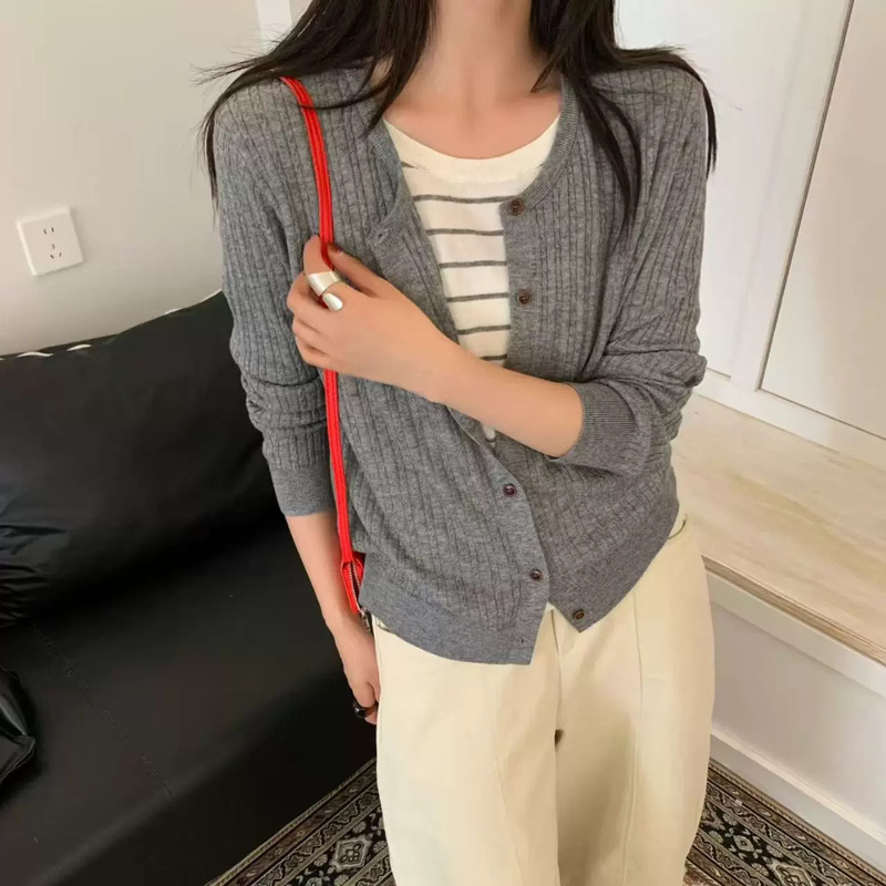 Korean-style faux two-piece round-neck button-down knit cardigan for women, new autumn collection, color-block striped design, simple and versatile long-sleeve top Korean-style faux two-piece round-neck button-down knit cardigan for women, new autumn collection, color-block striped design, simple and versatile long-sleeve top
