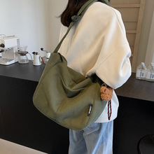 时尚灯芯绒简约大容量饺子包女包2024秋冬新款流行单肩包斜挎包潮