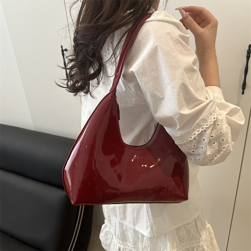 Moda casual axila media luna bolso de mujer charol bolso de hombro portátil estilo caliente Europa y América retro brillante sensación de alta gama
