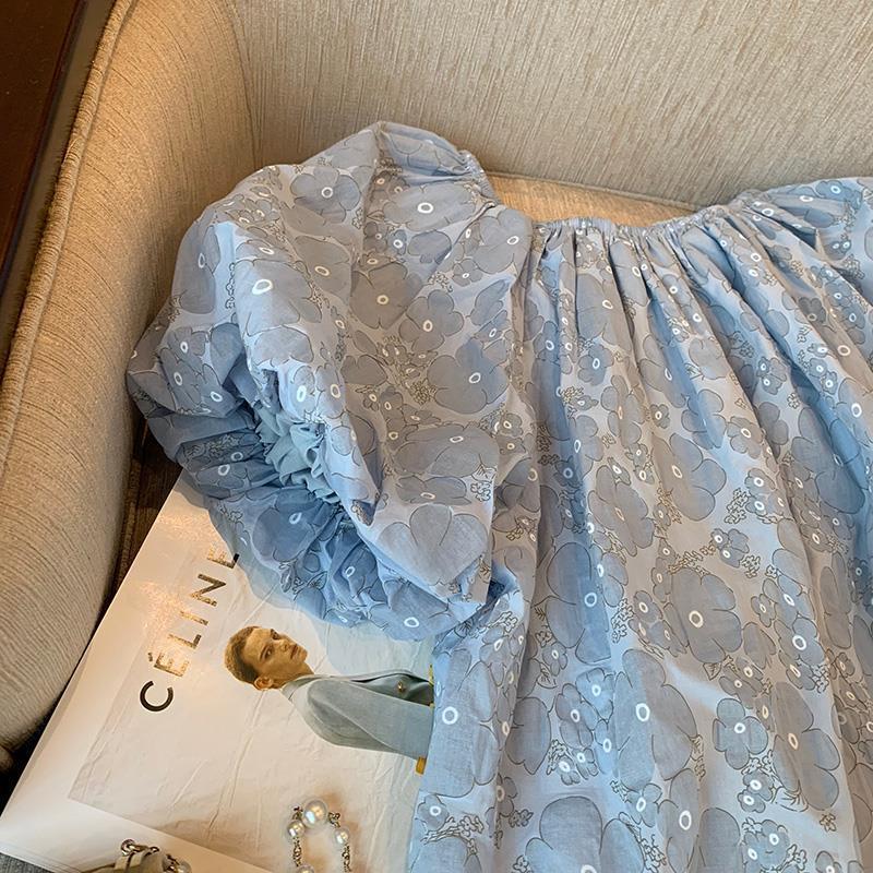青い花の泡の袖のシャツの女性2025夏の新型の半袖のゆったりしたデザイン感の小さい大衆の肩の上着|undefined