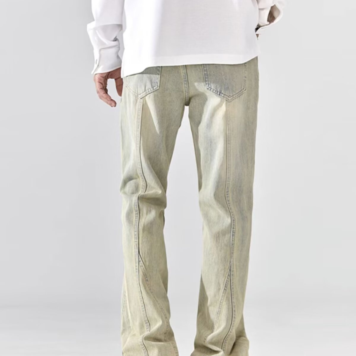 Vaqueros teñidos de barro amarillo lavados y desgastados de la calle principal americana