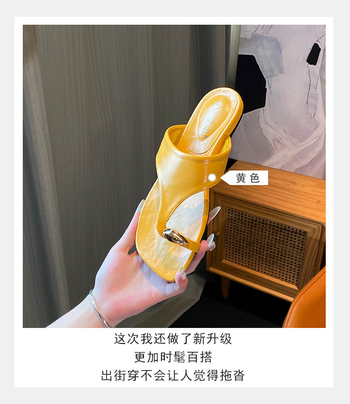 Dép xỏ ngón nữ đế bằng mũi vuông khóa kim loại nhỏ, quai ngang, đi ngoài trời — màu vàng, đen chi tiết 10
