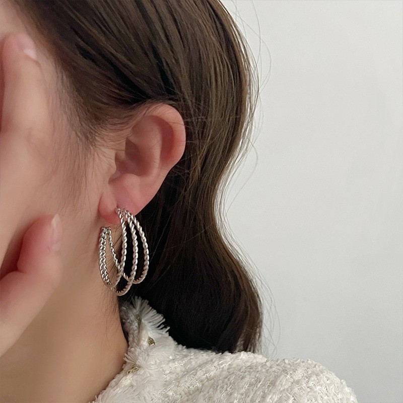 Anillo de metal francés aretes de anillo simple aretes de aretes nuevos estilos de estilo estilo estilo estilo de diseño de nicho temperamento único aretes de mujer cara pequeña