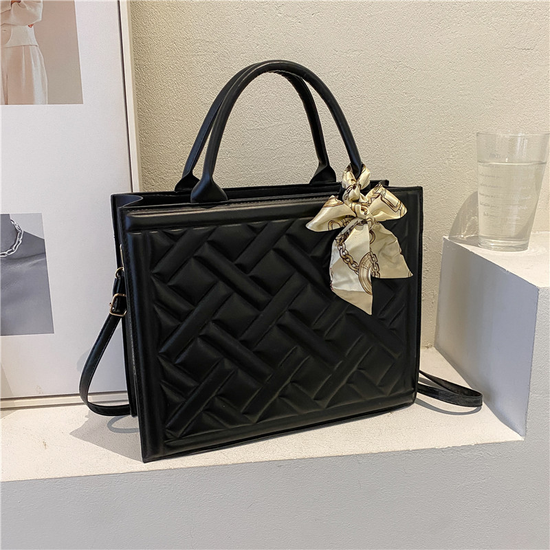 Fashionable and versatile women's bag 2023 summer new silk scarf handbag Bags feeling single shoulder diagonal armpit small square bag_voghion.com