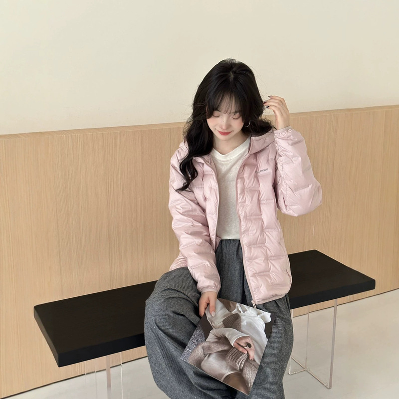 Lightweight down jacket for women, short style, 2026 autumn/winter new collection, designed for petite figures, 90% white duck down, hooded, slim fit, warm outerwear