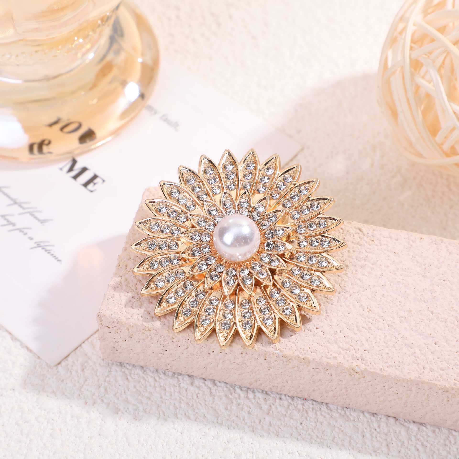 Spilla a fiore con perla e diamanti per giacca da donna_voghion.com