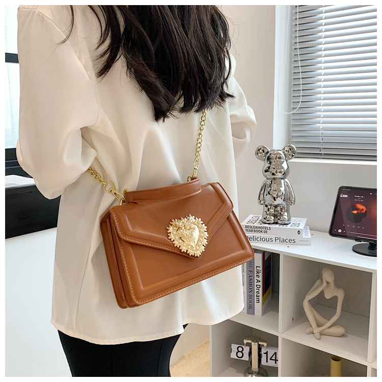 Bolsas Nova Moda Bolsa Feminina Bolsa Transversal de Alta Qualidade Bolsa Feminina com Corrente Bolsa Love Pearl Estilo Europeu e Americano Bolsa Quadrada Pequena_voghion.com