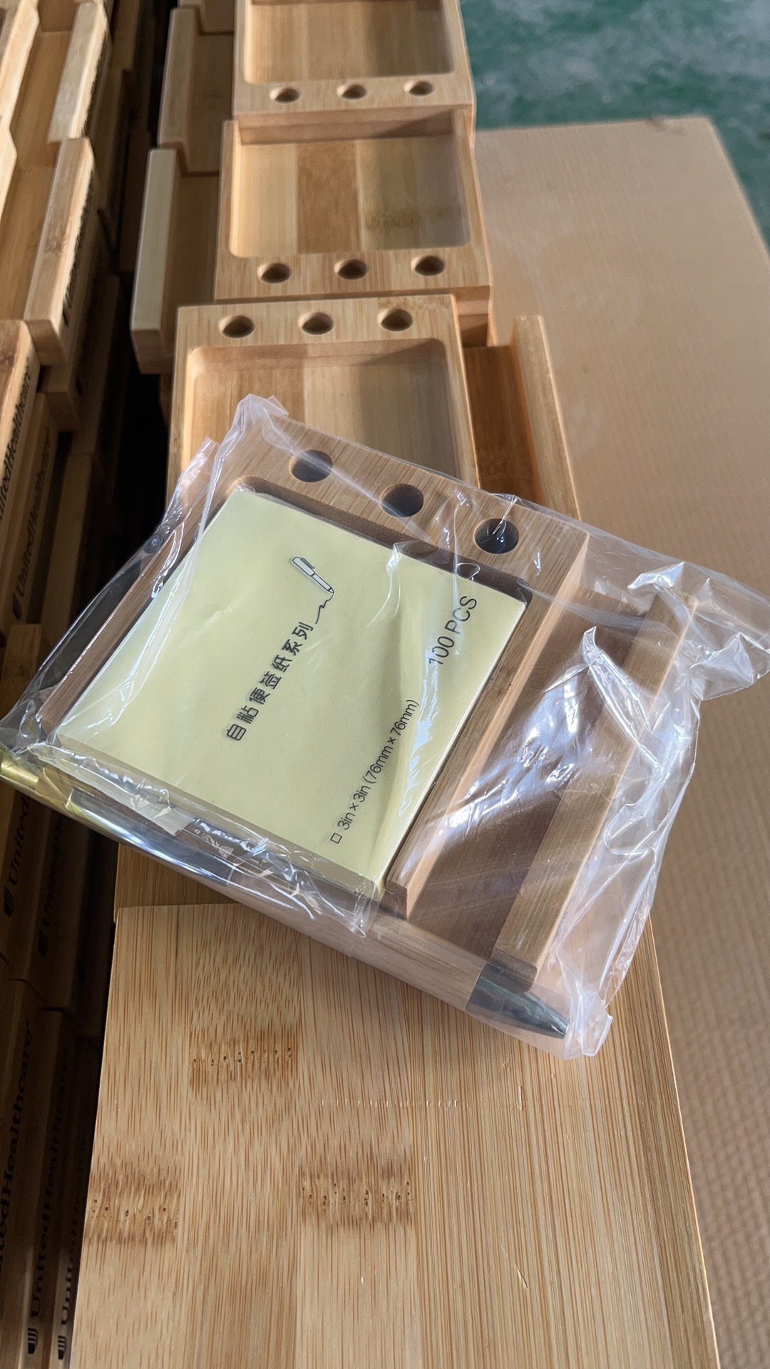现货竹制办公室便利贴收纳底座带手机支架笔筒多功能底座厂家直销
