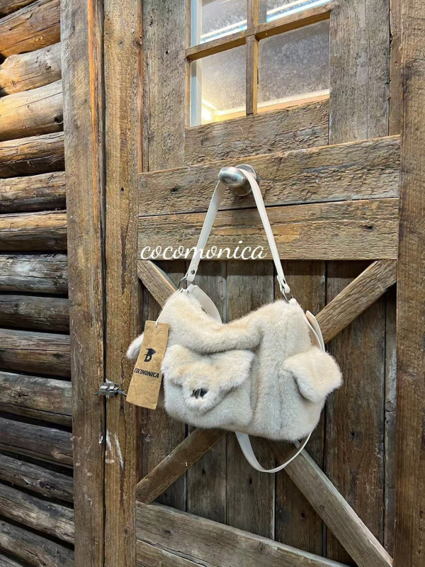 秋冬ミンクの毛が多いポケットの脇の下に高級感があります。|undefined