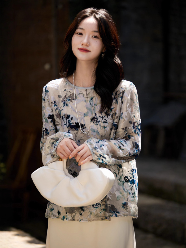 哥家商场同款女装2025秋季金线丝绒烂花真丝小衫圆领罩衫上衣女|undefined