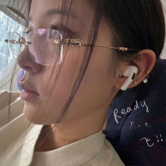 欧陽娜娜同項無枠クロス角型近視眼鏡フレームは度数を合わせてブルーレイを防ぐことができます。