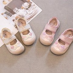 女の子の頭のサンダルの夏のタイプの2025新型の通気性の女性の赤ちゃんのネットの靴の百合の柔らかい底の子供のネットの運動靴