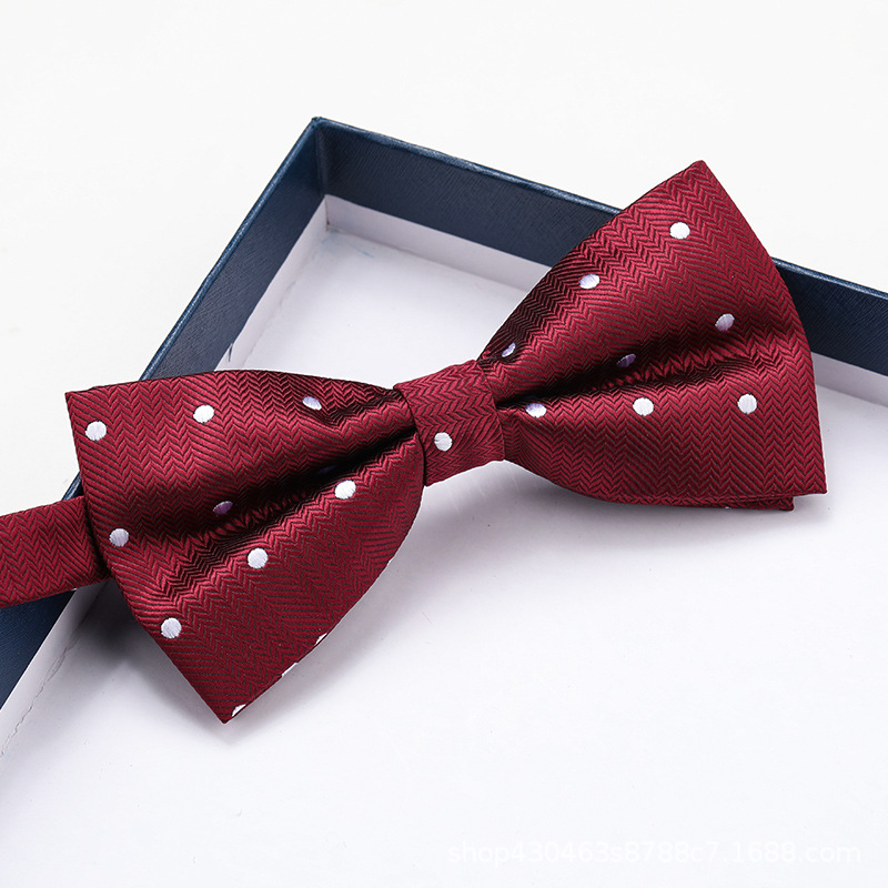 풍부한 빨간색과 흰색 도트 나비 넥타이