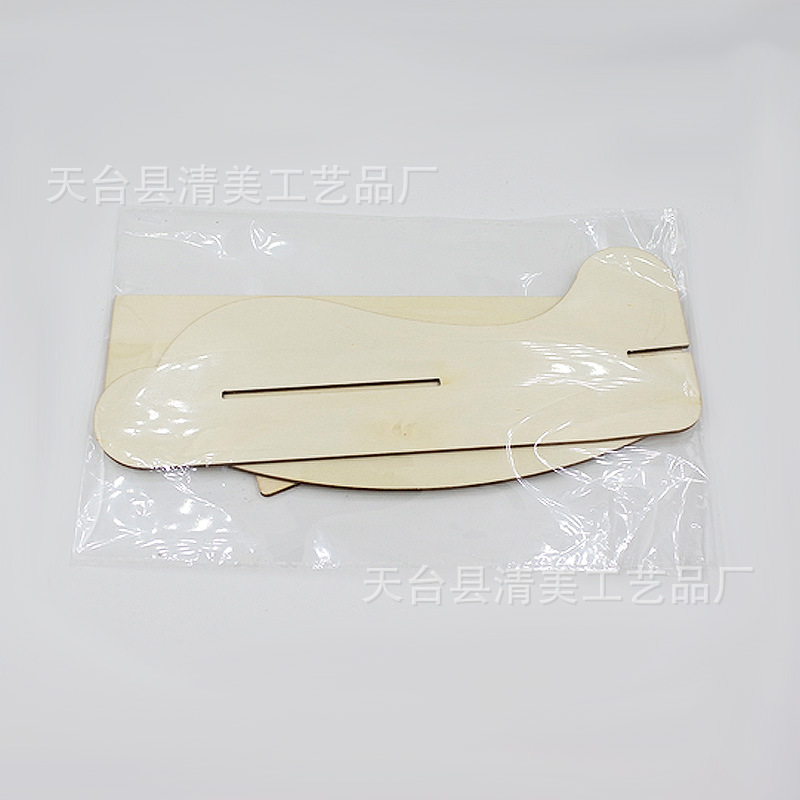 Los estudiantes estudian aviones de madera al aire libre sin ensamblar, modelos de aviones de color en blanco de madera simple para niños de bricolaje