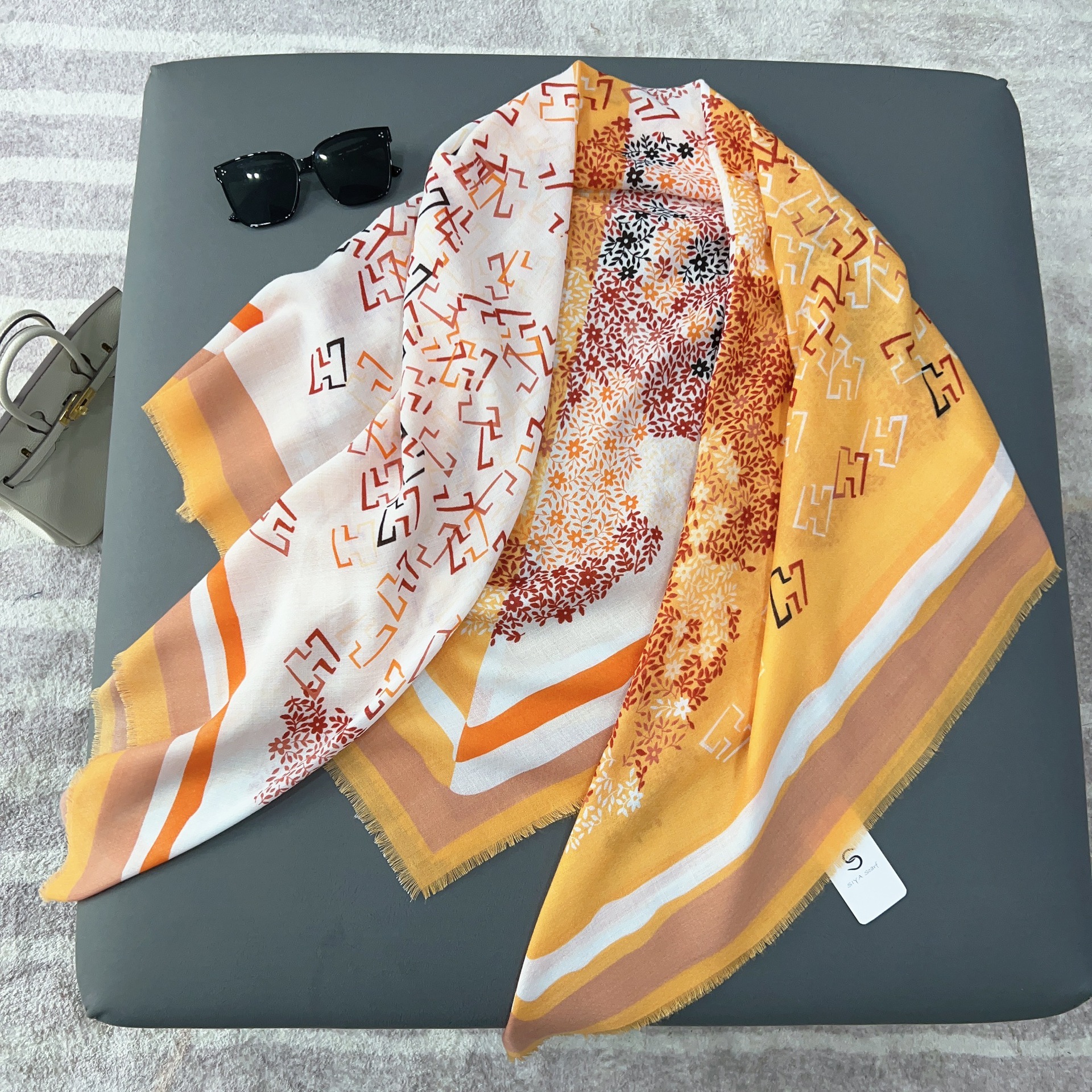 Bufanda grande con estampado de letras H de nuevo estilo 2024, chal moderno y de alta gama, perfecto como regalo navideño para mujeres.