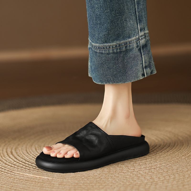 Sandálias de soleas suaves para mujeres 2026 verano nuevo tipo plano medio remolque zapatillas antideslizantes de alta calidad para mujeres