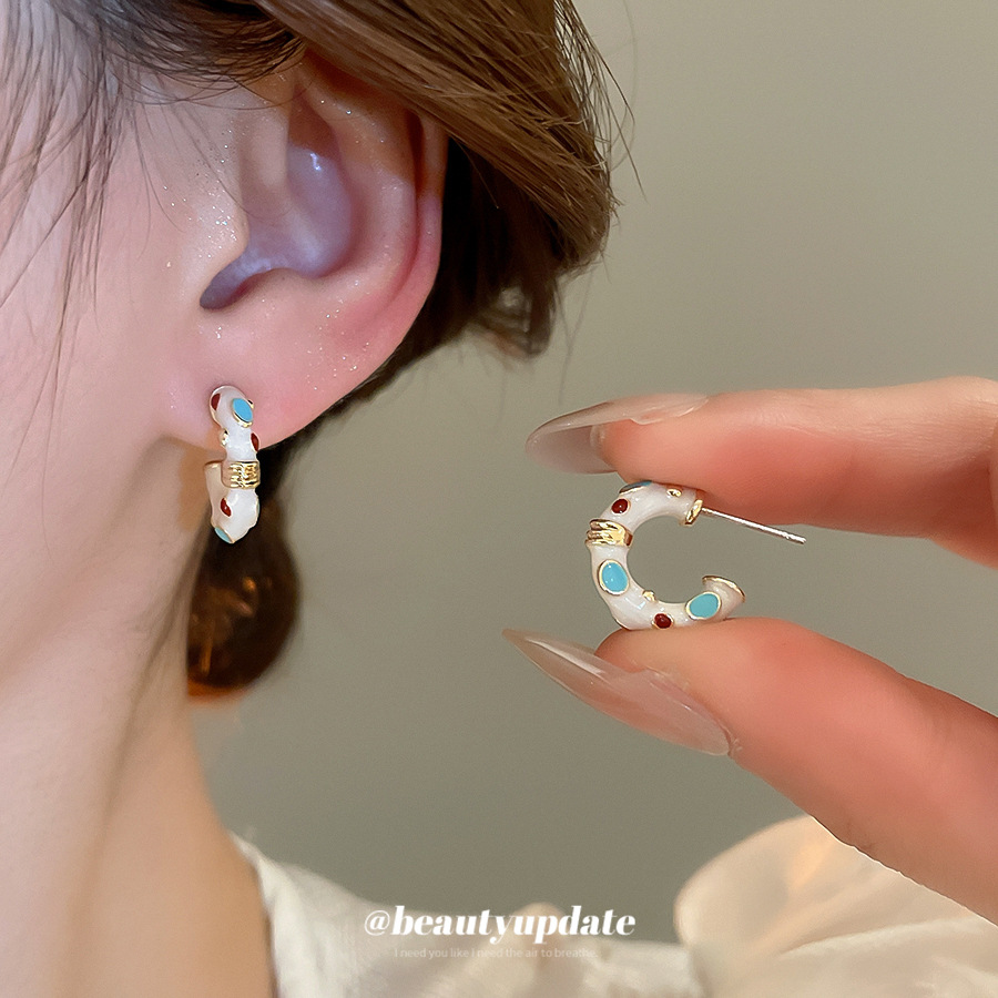 Pendientes irregulares en forma de C con aguja de plata goteando aceite Pendientes de estilo nuevo para mujer 2025 Pendientes de temperamento de alta calidad Diseño de nicho