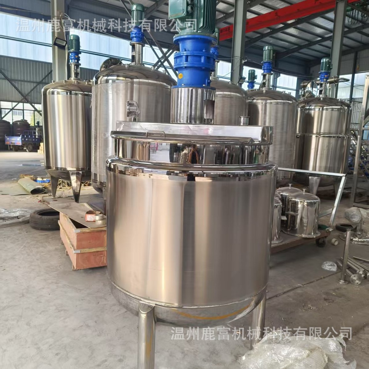 厂家供应小型不锈钢电加热搅拌罐配料罐立式双层真空乳化罐