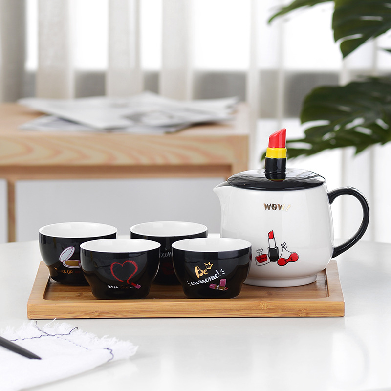 Linda chica corazón juego de té de cerámica con colador de té con bandeja juego de agua de cerámica de dibujos animados una olla de cuatro tazas