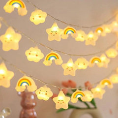 Led星の雲の笑顔のランプは子供の部屋に飾られています。