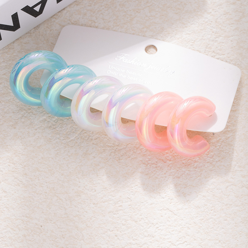 Oversized Sculptural Clear Acrylic Clip-on Earrings With Modern European Design. Hypoallergenic, Tarnish-resistant And Comfortable To Wear. Eye-catchi_voghion.com