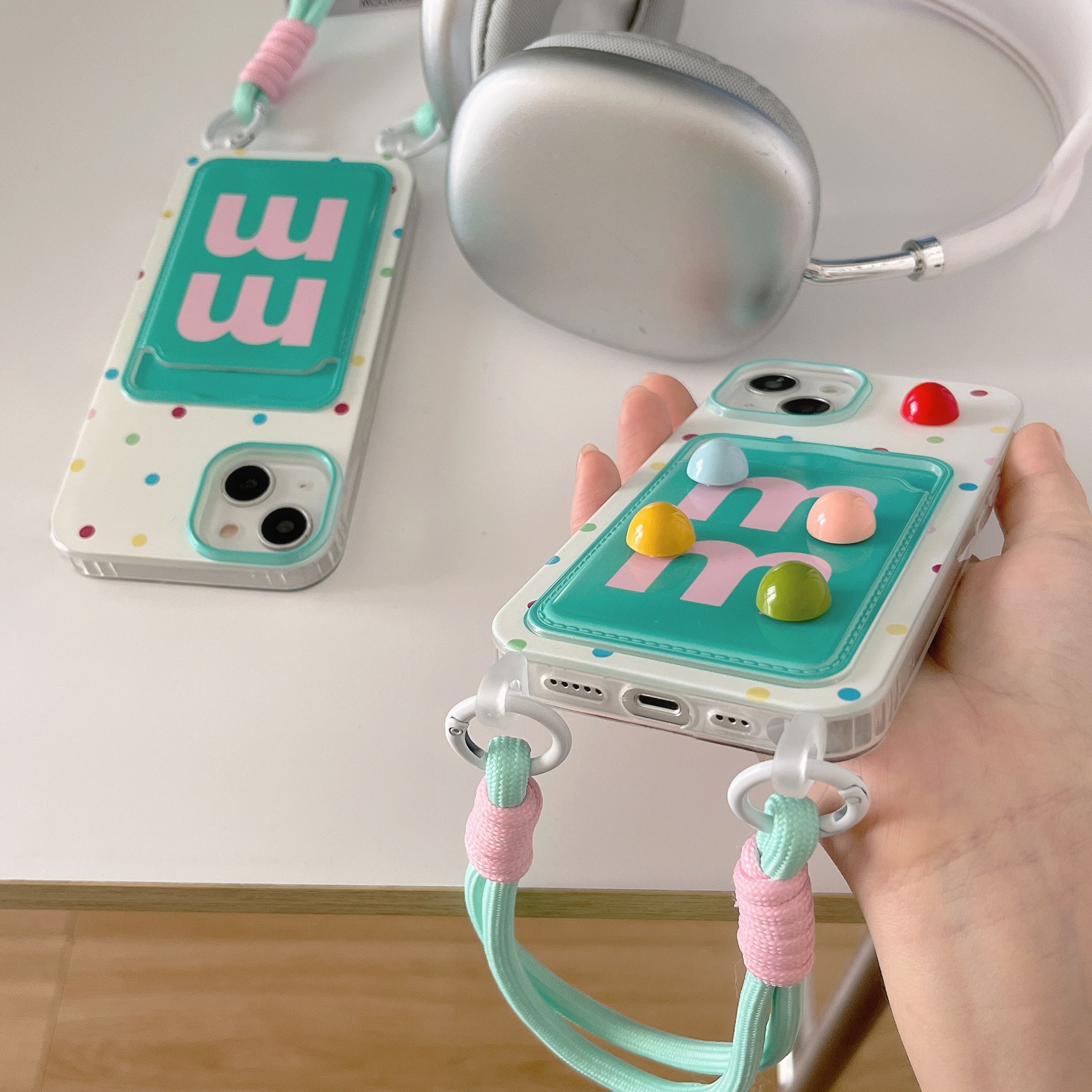 Paquete de tarjeta de frijol de color M tridimensional Apple 16promax agujero de cordón 15/14pro funda para teléfono móvil para IPhone13/15