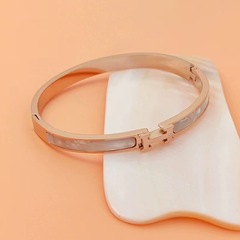 韓国版の人気新型チタン鋼バラ金hアルファベットブレスレット女性ファッション小衆デザイン軽贅沢アクセサリーアクセサリー