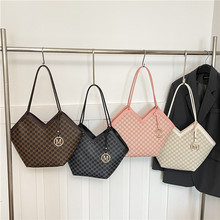 2025新款字母女包法式休闲包包韩版通勤时尚单肩包大号心形托特包