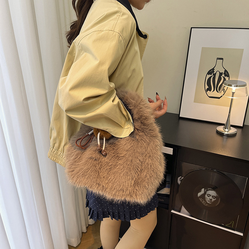 Bolsa de hombro de alto nivel de invierno y otoño versátil para mujeres 2025 nuevo nicho de diseño de estilo de viaje de la bolsa de cubo