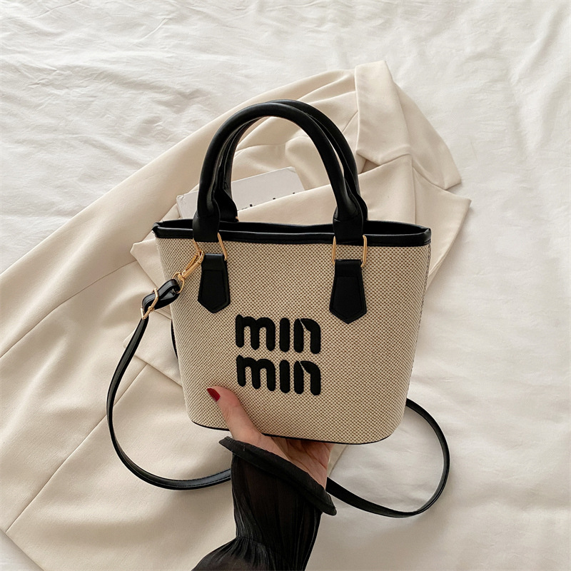 Bolso pequeño portátil de bambú de verano para mujer 2025 nuevo bolso de cubo de un solo hombro con patrón de costura tejido exquisito mensajero de salida