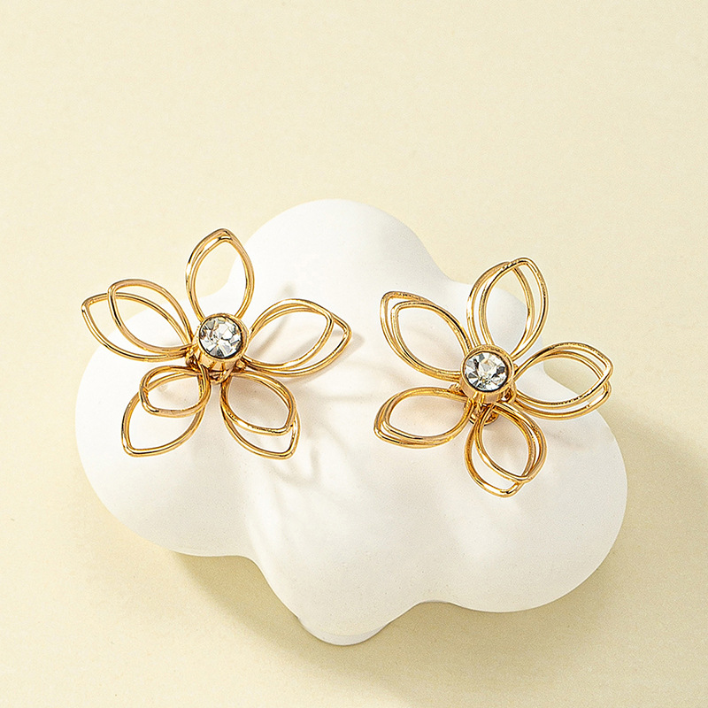 12g Weight Electroplated Gold Plating Process Sweet Simple Style Flower Metal Plating Hollow Out Inlay Zircon Women's Ear Studs