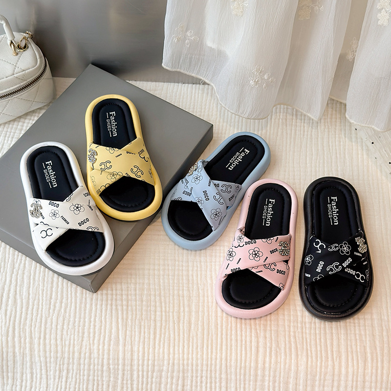 Sandals for Girls Summer Outer Wear 2025 New Versatile Fashionable Casual Cross-Strap Beach Slippers Cute Outdoor