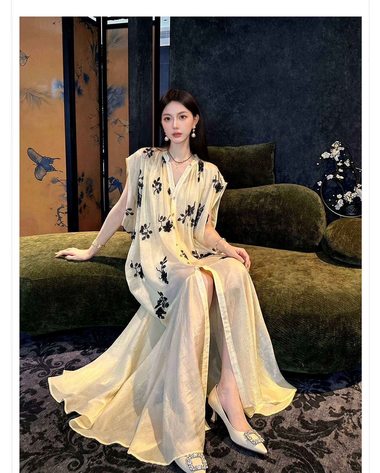 Đầm maxi nữ thắt eo phong cách tân Trung Hoa, cổ tròn, tay ngắn, thân suông, tùng váy xòe nhẹ, gấu váy xẻ tà, chất liệu voan mỏng phối ren thêu hoa và đính cườm lấp lánh — Vàng nhạt chi tiết 6