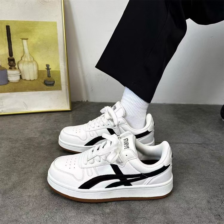 Zapatos de hombre con suela gruesa aumentada de altura crema, zapatos blancos bajos, zapatos de hombre de otoño, zapatos de skate de entrenamiento moral.