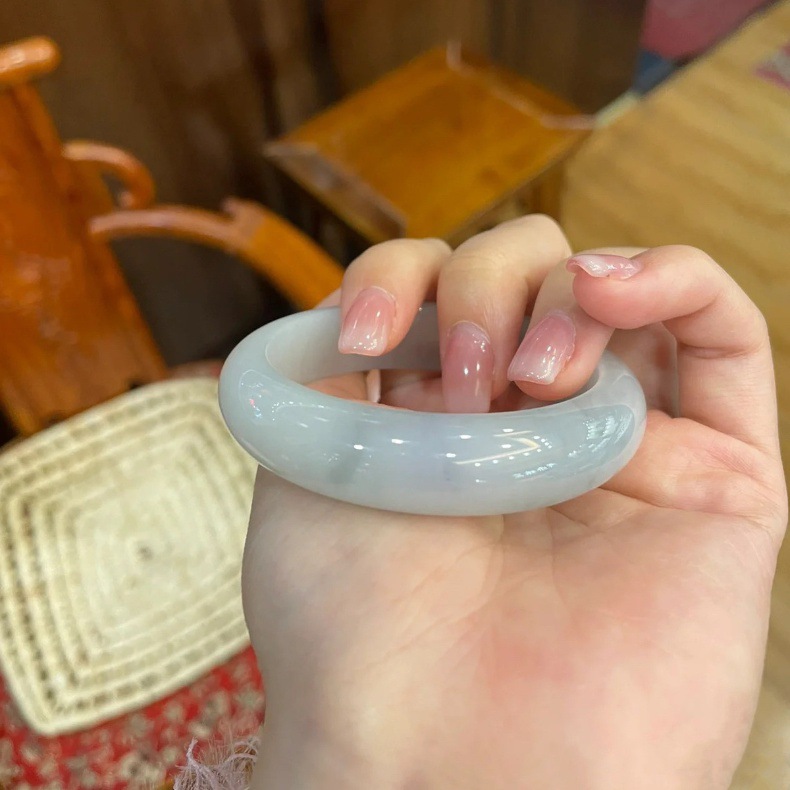 Vòng tay ngọc bích tự nhiên phong thủy nữ – dáng tròn trơn, nước băng trong, màu xanh nhạt (đường kính trong 52–64 mm) chi tiết 7