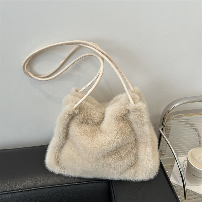 Personalidad bolso de gran capacidad para mujeres 2024 invierno nuevo bolso cuadrado simple de moda extranjera viaje bolso de hombro bajo la axila